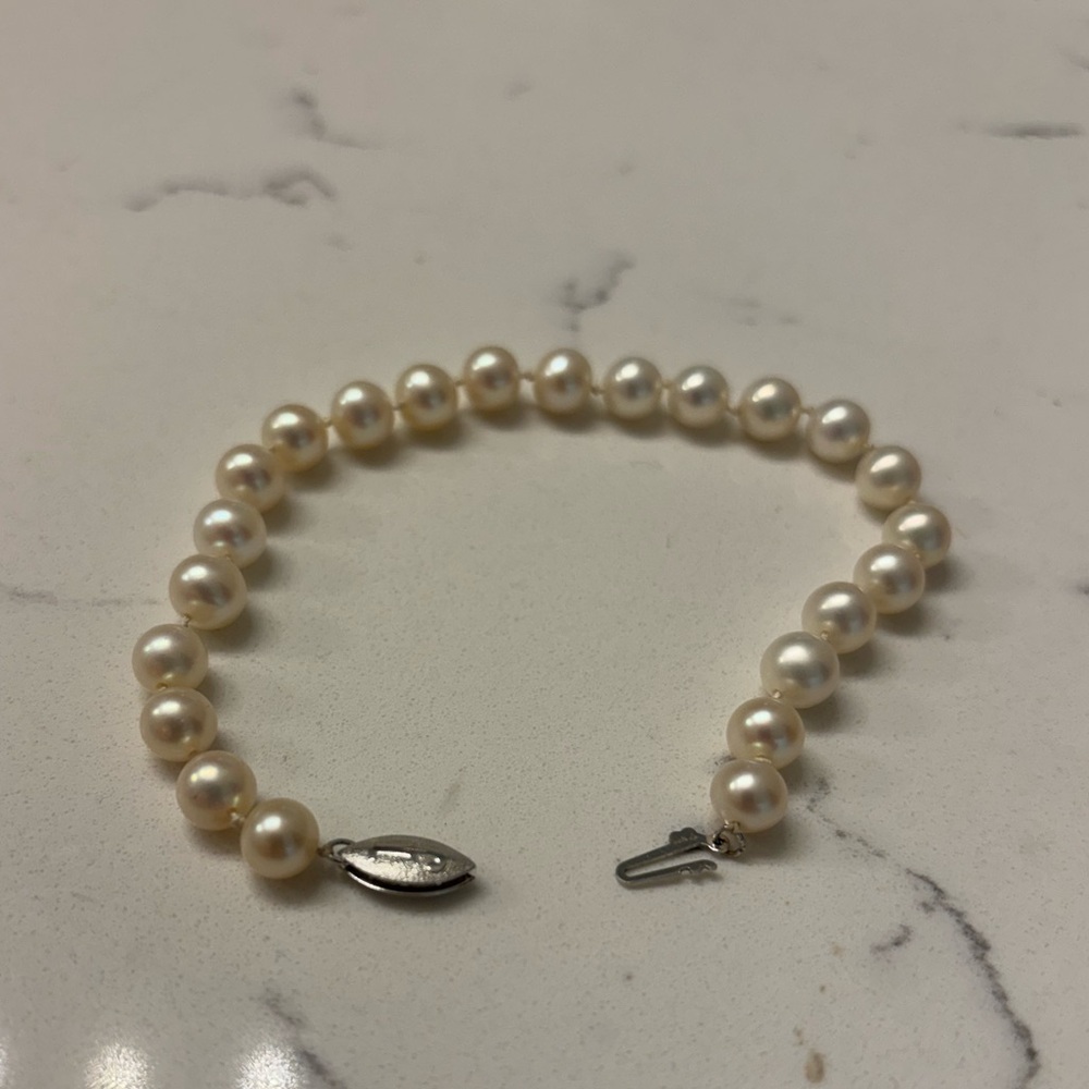 Pearl bracelet with 14k gold clasp